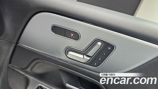 Mercedes-Benz GLB-Class 2021 — ფოტო 18/20