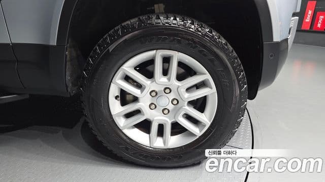 Land Rover Defender 2021 — Photo 24/31