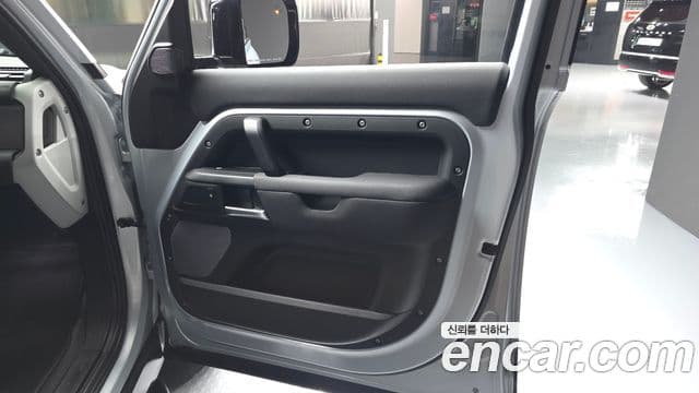 Land Rover Defender 2021 — Photo 25/31