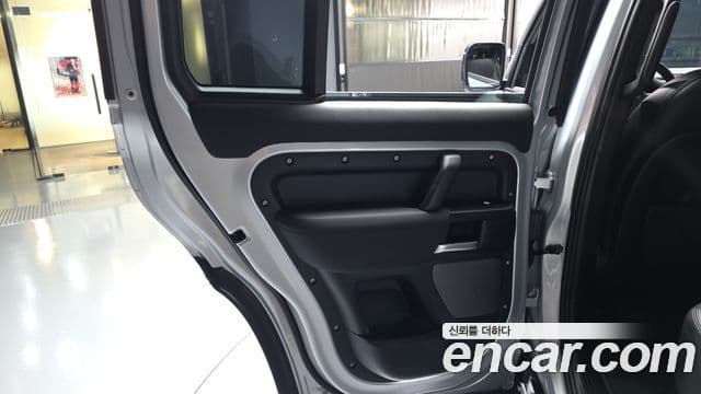Land Rover Defender 2021 — Photo 15/31