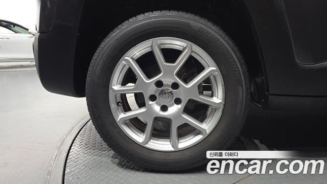 Jeep Renegade 2021 — Photo 30/32
