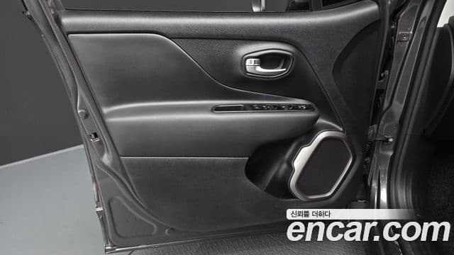 Jeep Renegade 2021 — Photo 16/32