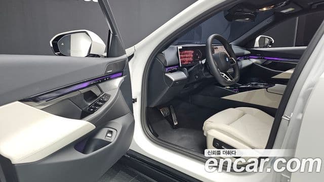 BMW 5 Series 2025 — Photo 26/37