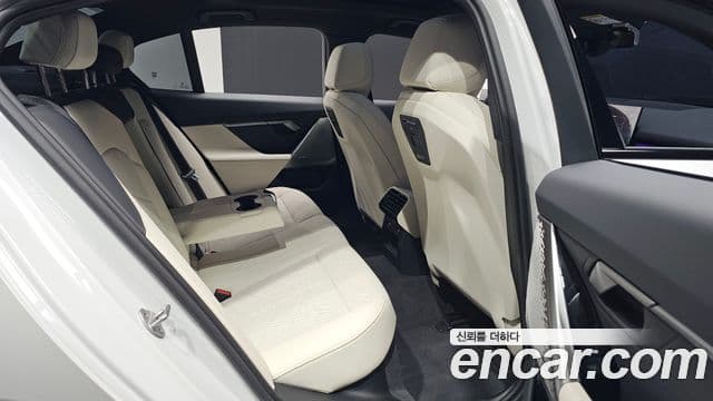 BMW 5 Series 2025 — Photo 22/37