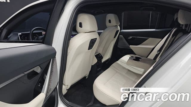 BMW 5 Series 2025 — Photo 9/37