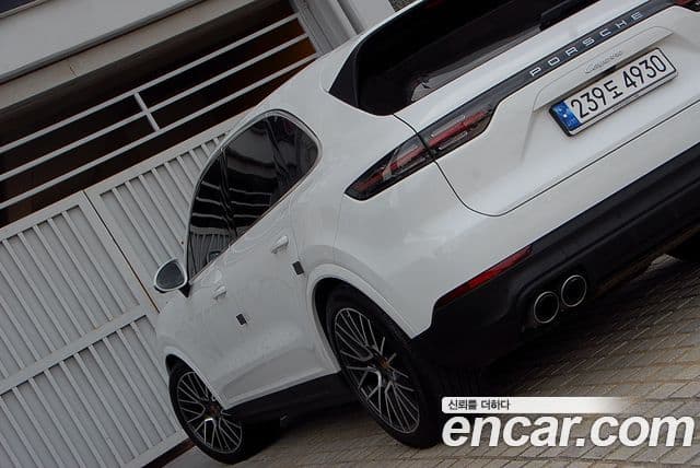 Porsche Cayenne 2023 — Photo 9/20