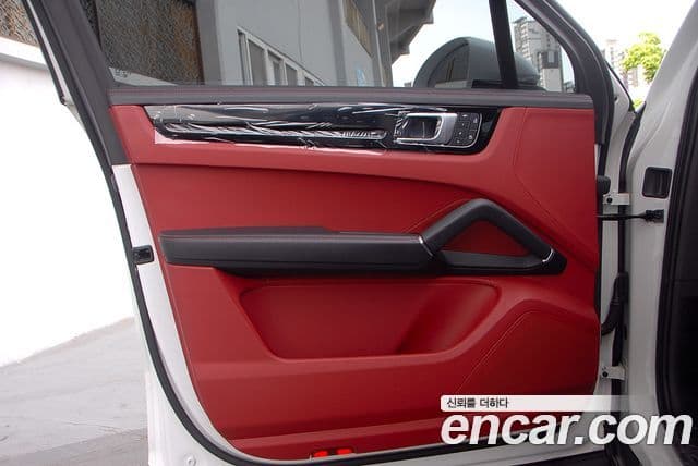 Porsche Cayenne 2023 — Photo 8/20