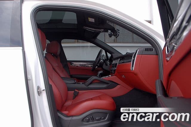 Porsche Cayenne 2023 — Photo 19/20