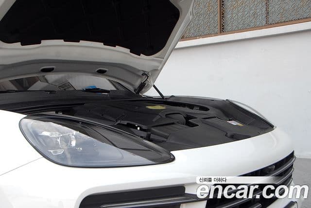 Porsche Cayenne 2023 — Photo 6/20