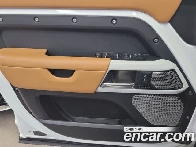Land Rover Defender 2023 — Фото 2/20
