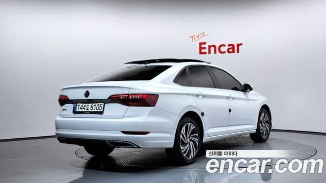 Volkswagen Jetta 2021 — ფოტო 2/20