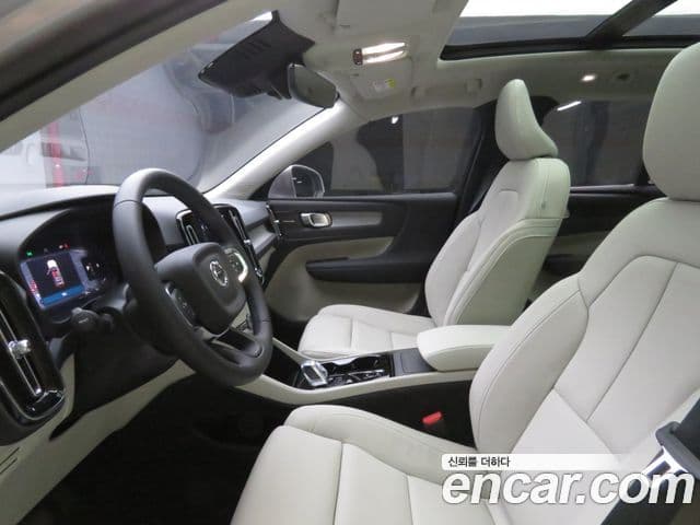 Volvo XC40 2026 — ფოტო 8/20