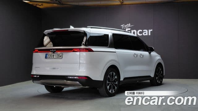 Kia Carnival 2023 — ფოტო 2/20