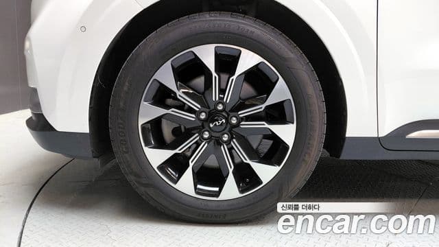 Kia Carnival 2023 — ფოტო 5/20