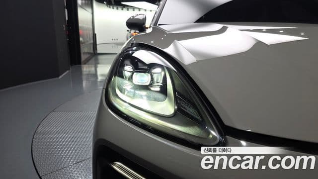 Porsche Cayenne 2023 — Photo 2/32