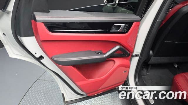 Porsche Cayenne 2023 — Photo 26/32