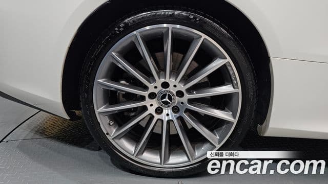 Mercedes-Benz E-Class 2023 — Photo 24/37