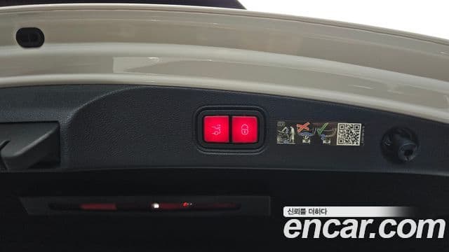 Mercedes-Benz E-Class 2023 — Photo 28/37