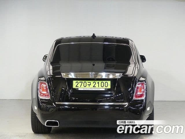 Rolls-Royce Phantom 2020 — ფოტო 2/20