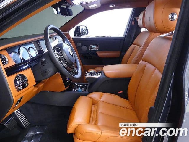 Rolls-Royce Phantom 2020 — ფოტო 8/20