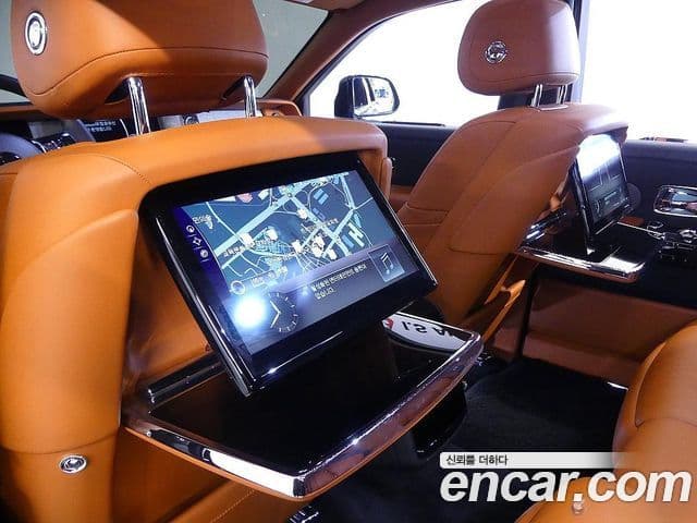 Rolls-Royce Phantom 2020 — ფოტო 13/20
