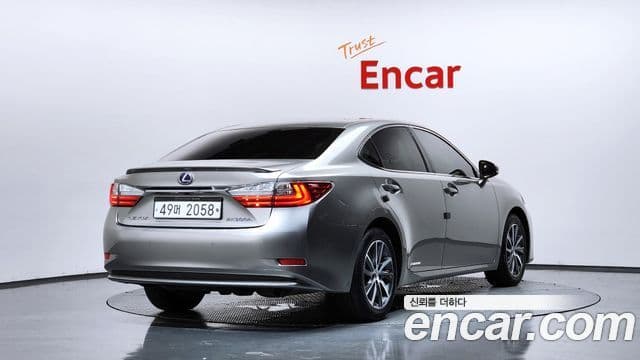 Lexus ES300h 2018 — ფოტო 2/20