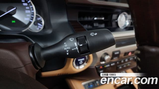 Lexus ES300h 2018 — ფოტო 19/20