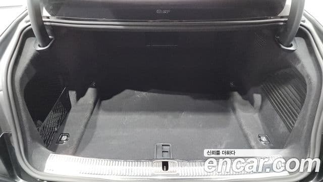 Audi A8 2021 — ფოტო 17/20