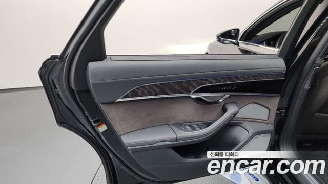 Audi A8 2021 — Photo 8/37