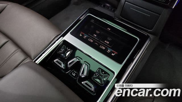 Audi A8 2021 — Photo 3/37