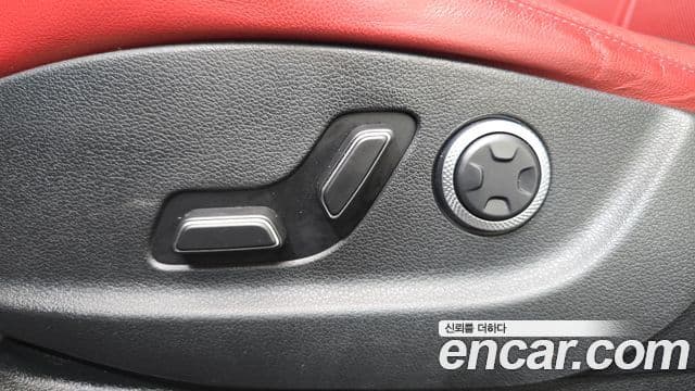 Genesis GV70 2023 — ფოტო 30/37