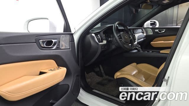 Volvo XC60 2020 — Photo 15/32