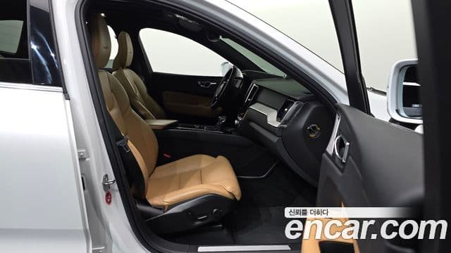 Volvo XC60 2020 — Photo 21/32