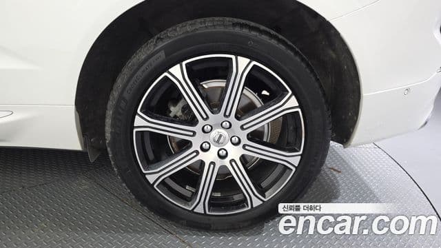 Volvo XC60 2020 — Photo 29/32