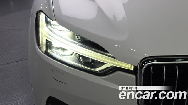 Volvo XC60 2020 — Photo 16/32