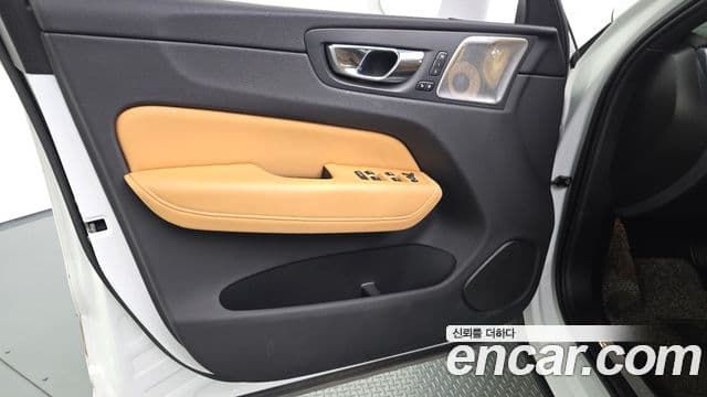 Volvo XC60 2020 — Photo 32/32