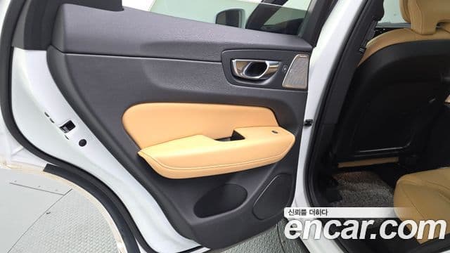 Volvo XC60 2020 — Photo 7/32