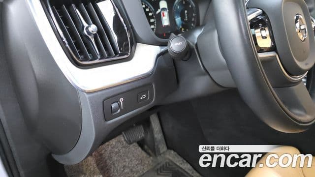 Volvo XC60 2020 — Photo 30/32