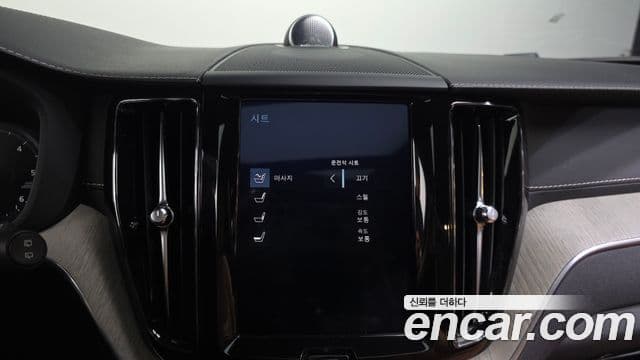 Volvo XC60 2020 — Photo 13/32