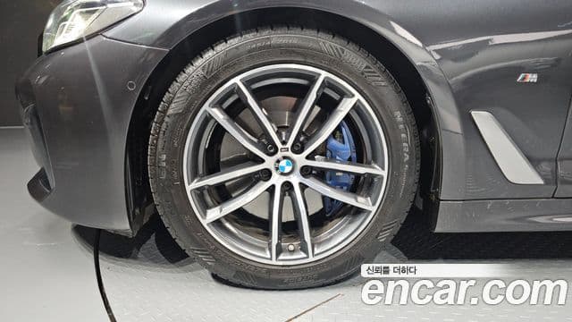 BMW 5 Series 2020 — Şəkil 27/30