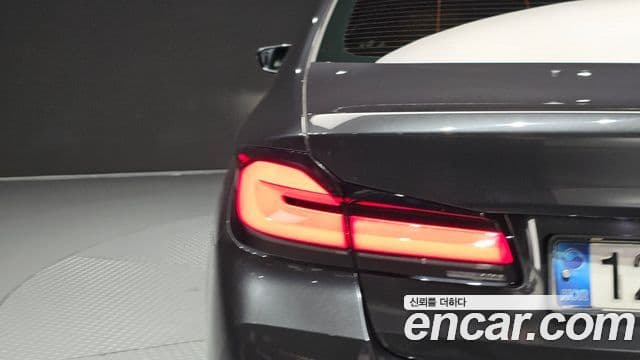 BMW 5 Series 2020 — Şəkil 12/30