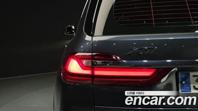BMW X7 2020 — Photo 28/32