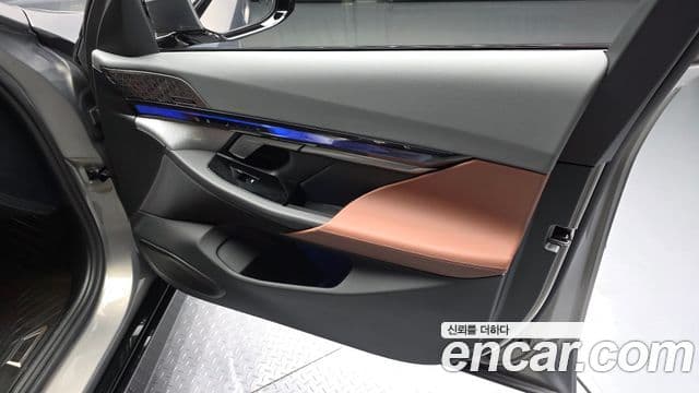 BMW 5 Series 2025 — Photo 8/31