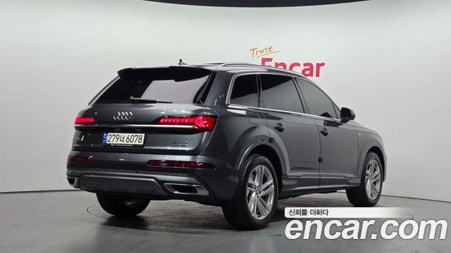 Audi Q7 2021 — ფოტო 2/20
