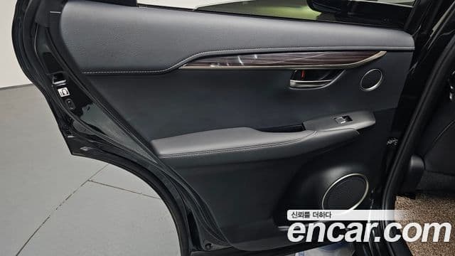 Lexus NX300h 2019 — Şəkil 18/35
