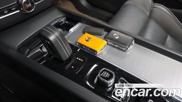 Volvo XC60 2021 — Şəkil 9/20