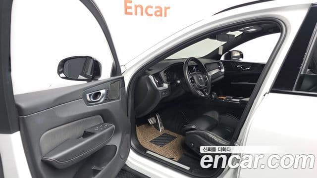 Volvo XC60 2021 — Şəkil 10/20