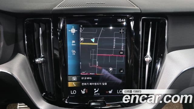 Volvo XC60 2021 — Şəkil 14/20