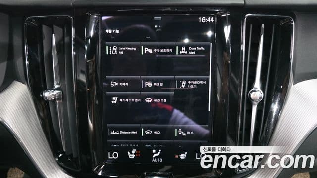 Volvo XC60 2021 — Şəkil 16/20