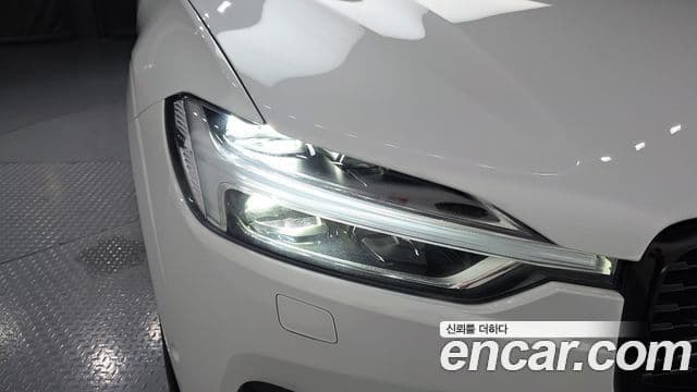Volvo XC60 2021 — Photo 14/31